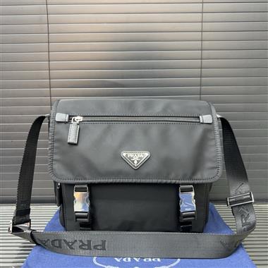 PRADA   2025新款男生時尚包包 尺寸：26*22CM