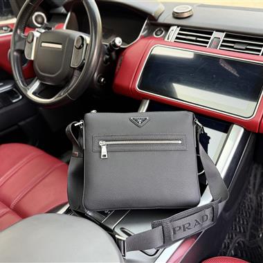 PRADA   2025新款男生時尚包包 尺寸：26.5x2.3x3.5CM