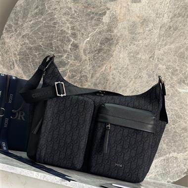 DIOR   2025新款男生時尚包包  尺寸:36 x 30.5 x 14.5CM