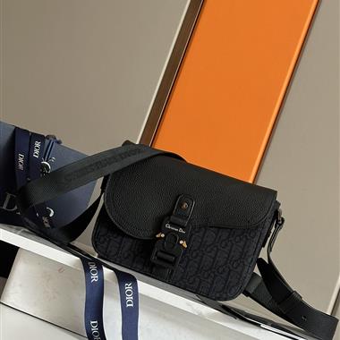 DIOR   2025新款男生時尚包包  尺寸:23 x 18 x 6CM