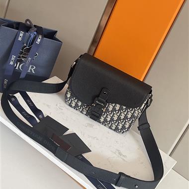 DIOR   2025新款男生時尚包包  尺寸:23 x 18 x 6CM