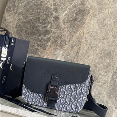 DIOR   2025新款男生時尚包包  尺寸:23x17.5x6CM