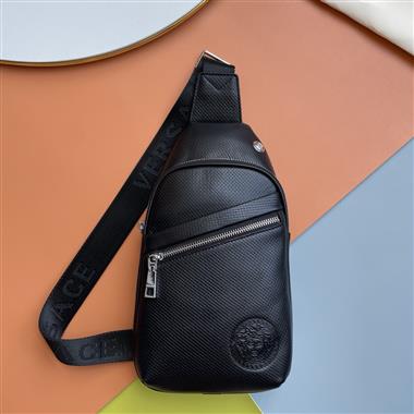 VERSACE   2025新款男生時尚包包 尺寸：20x29x5CM