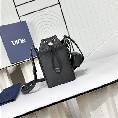 DIOR   2025新款男生時尚包包 尺寸:13.5 x 22 x 7CM