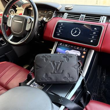 LOUIS VUITTON   2025新款男生時尚包包 尺寸：24x16x6CM