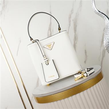 PRADA   2025新款女生時尚包包   尺寸：23*23*13CM