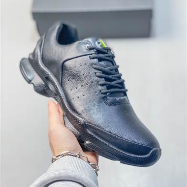 Ecco Biom 雙色拼接透氣舒適運動跑步鞋