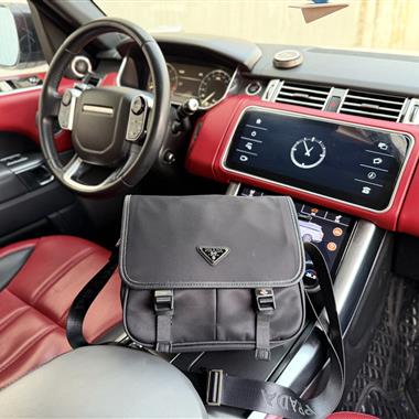 PRADA   2026新款男生時尚包包 尺寸：27x23x11CM