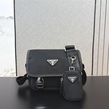 PRADA   2026新款男生時尚包包 尺寸：16*22CM