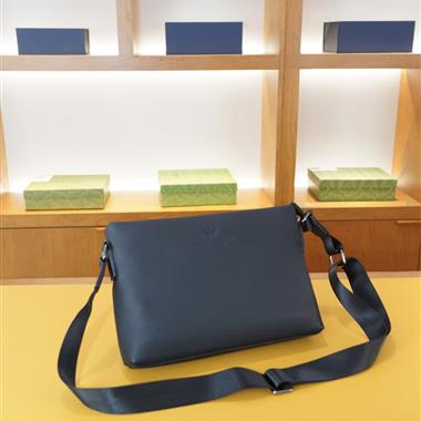 ARMANI   2026新款男生時尚包包 尺寸：31*21*5CM