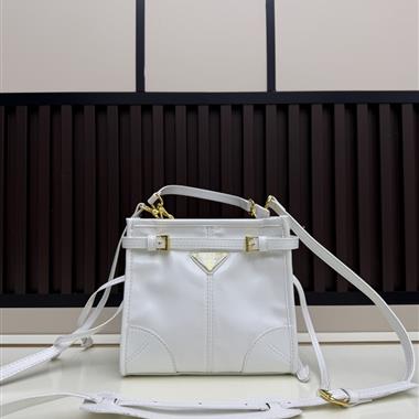 PRADA   2026新款女生時尚包包  尺寸：20*19*10CM