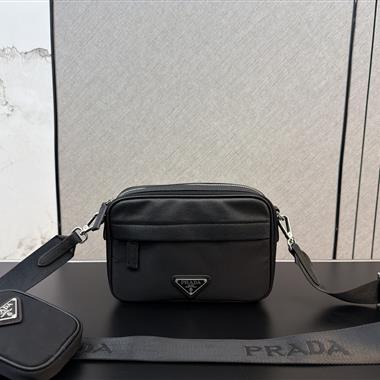 PRADA   2026新款男生時尚包包  尺寸：22*13CM