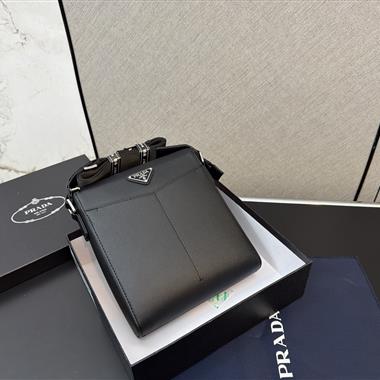 PRADA   2026新款男生時尚包包  尺寸：24*21CM