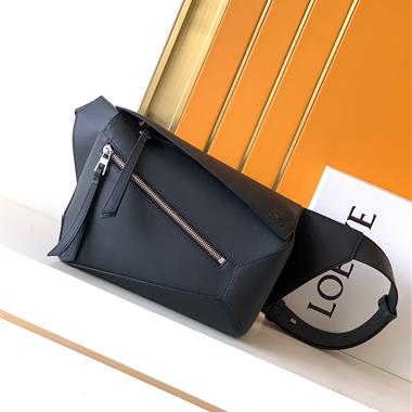 LOEWE   2026新款男生時尚包包   尺寸：24x16x12CM