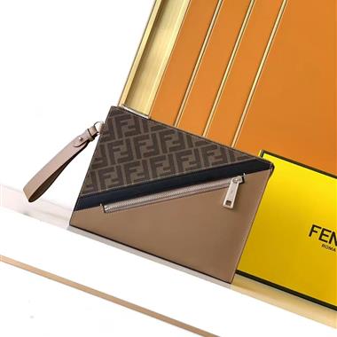FENDI   2026新款男生時尚包包   尺寸：26.5x20x4.5CM