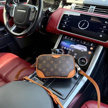 LOUIS VUITTON    2026新款男生時尚包包 尺寸：20x13x6.5CM