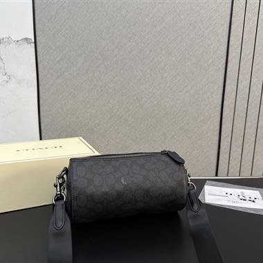 COACH  2026新款男生時尚包包 尺寸：13*23CM